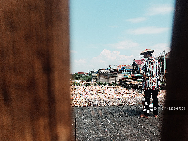 渔民晾晒咸水鱼图片素材