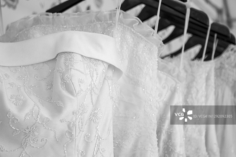 婚礼概念：白色新娘礼服挂在栏杆上图片素材