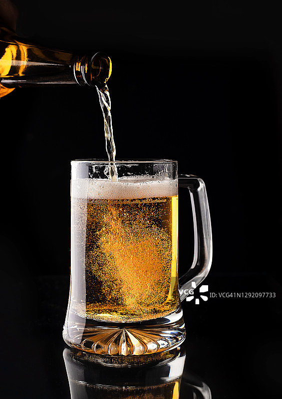 将啤酒倒入品脱杯中图片素材