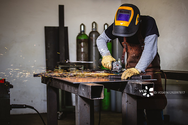 使用砂轮机的金属工人图片素材