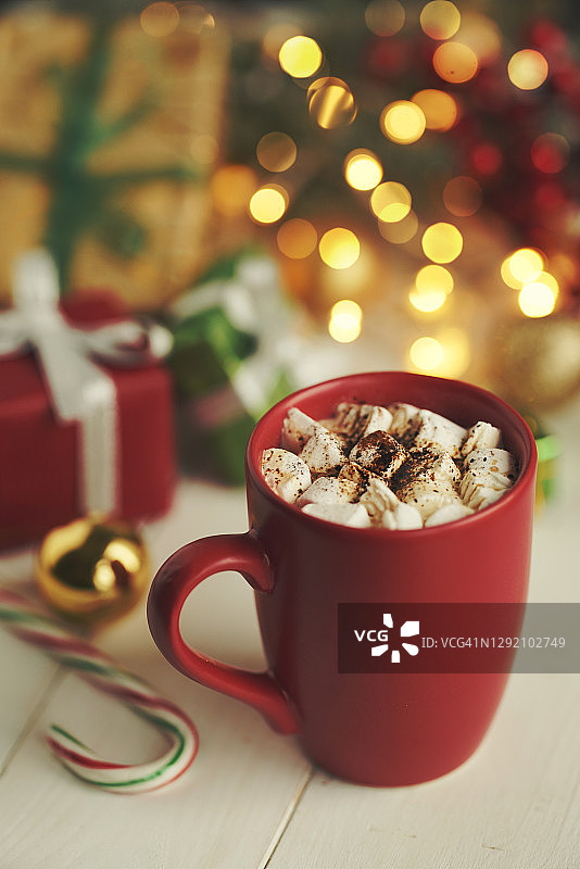 咖啡、棉花糖和圣诞灯图片素材