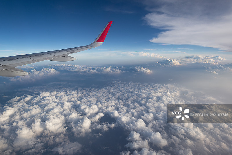 飞机舷窗外的云彩和天空图片素材