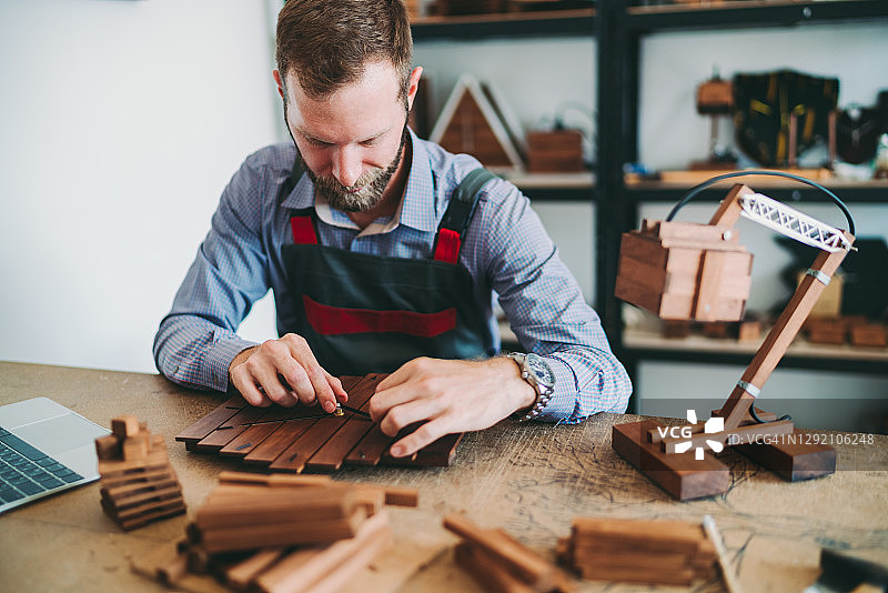 木匠在工作室工作图片素材