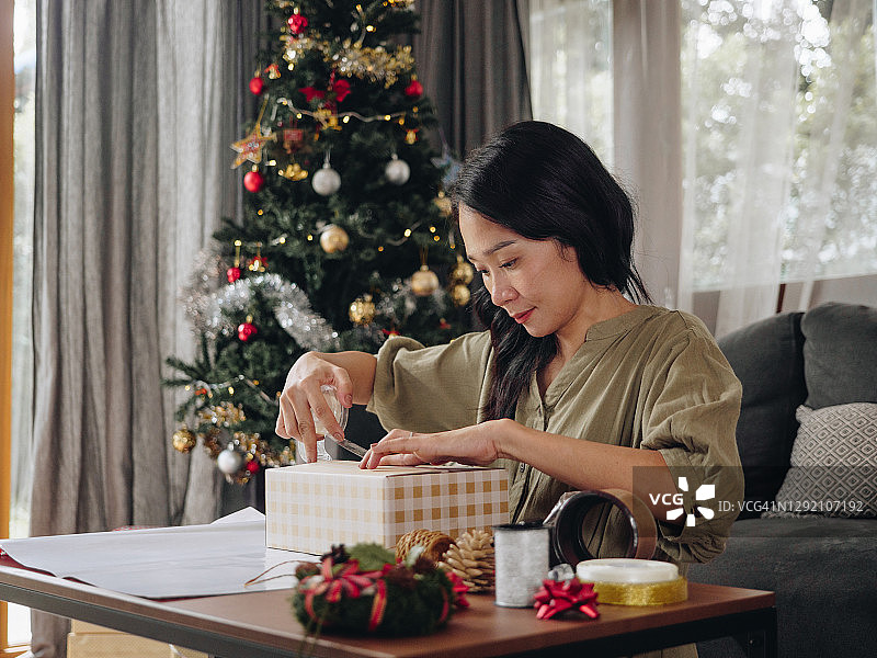 女性制作圣诞礼物图片素材