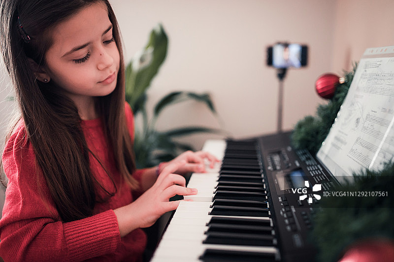 弹钢琴的可爱女孩图片素材