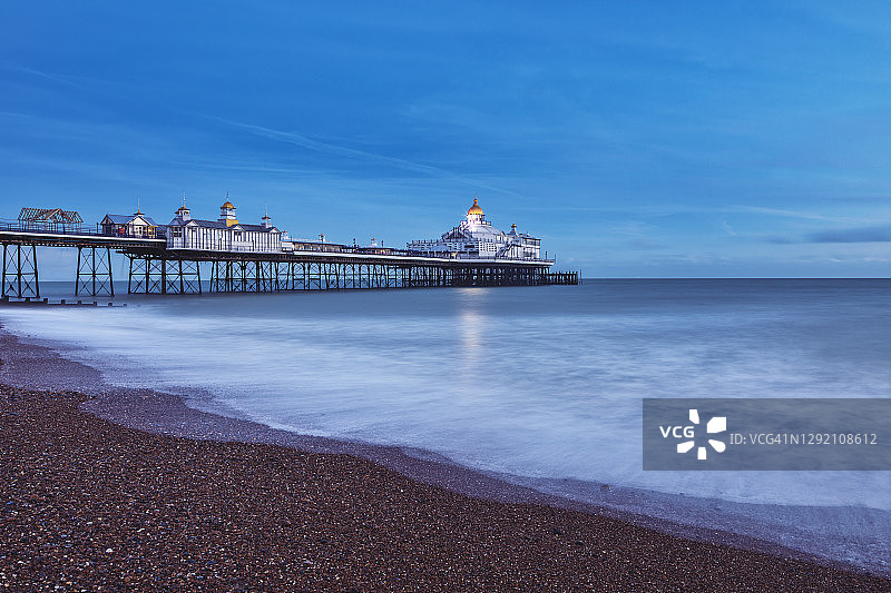 夜晚的伊斯特本码头图片素材