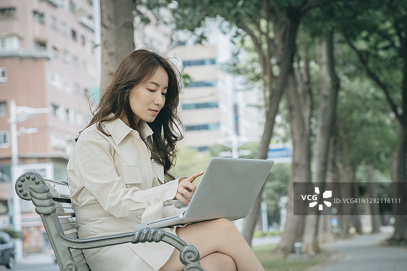 户外工作的亚洲女商人图片素材