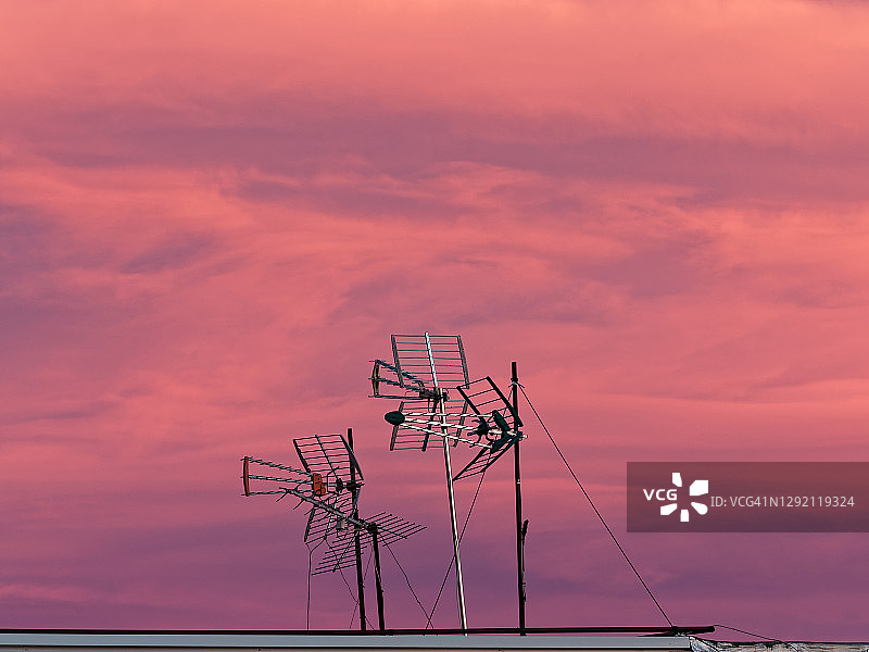 戏剧性黎明天空下的航拍图片素材