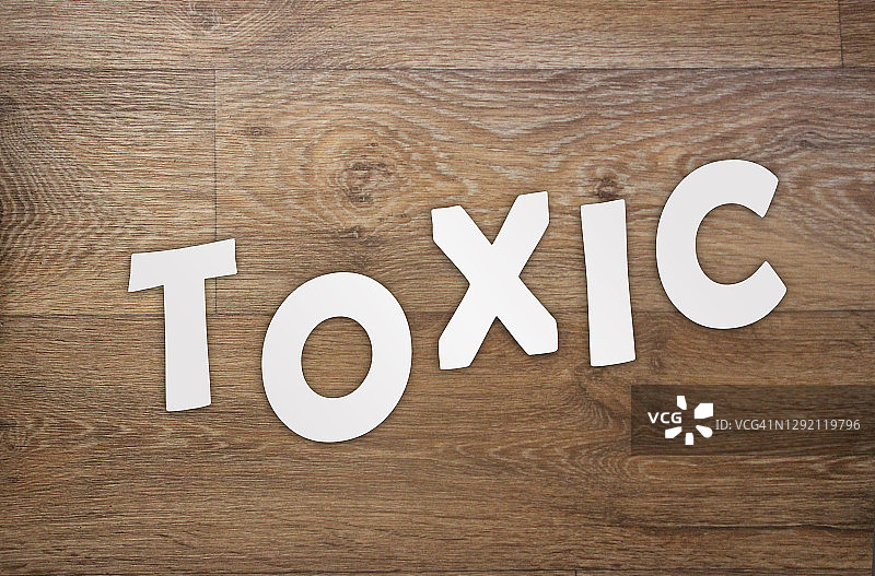白色字母在木桌上拼出TOXIC单词，医疗保健概念图片素材