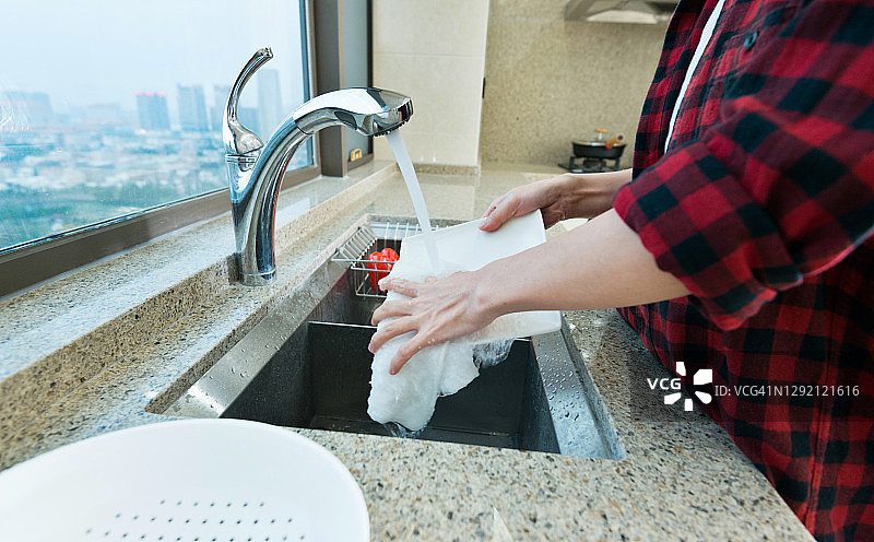 女人在厨房洗碗图片素材