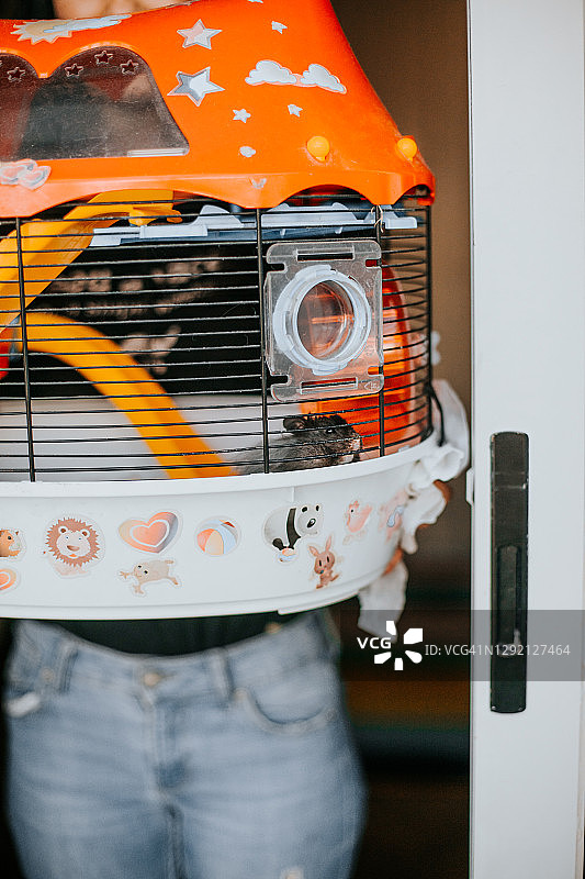 青少年喂食宠物仓鼠图片素材