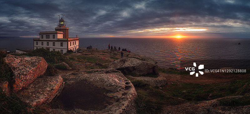 2020年10月23日-人们在菲斯特拉灯塔欣赏日落，那里是圣地亚哥朝圣之路的终点图片素材