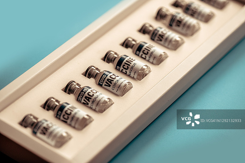 成排排列的新冠疫苗瓶图片素材