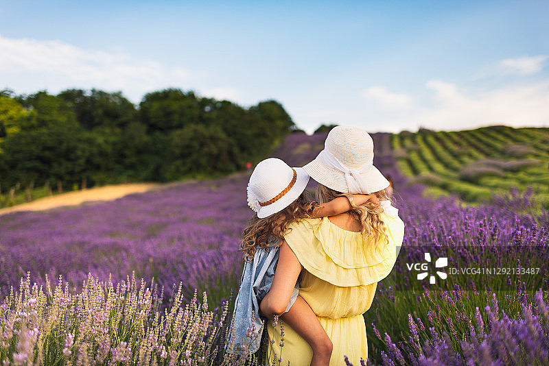 母女在薰衣草田里享受时光图片素材
