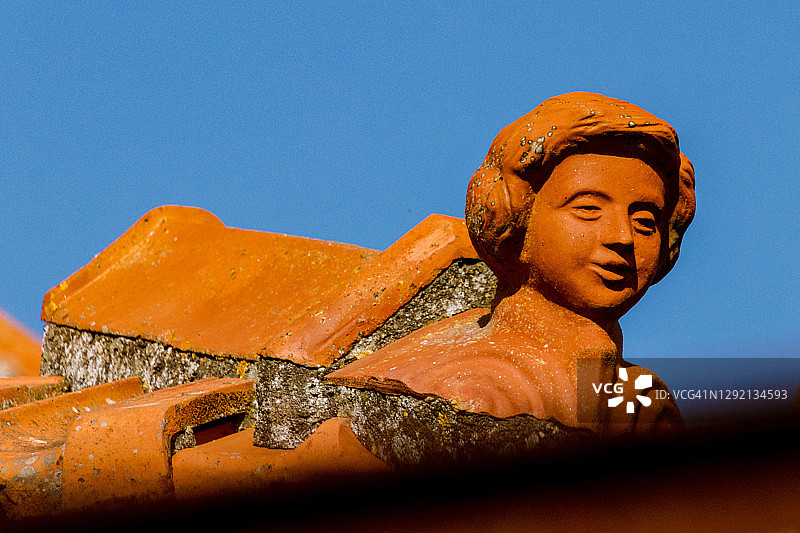 葡萄牙马德拉屋顶上的泥塑人像图片素材