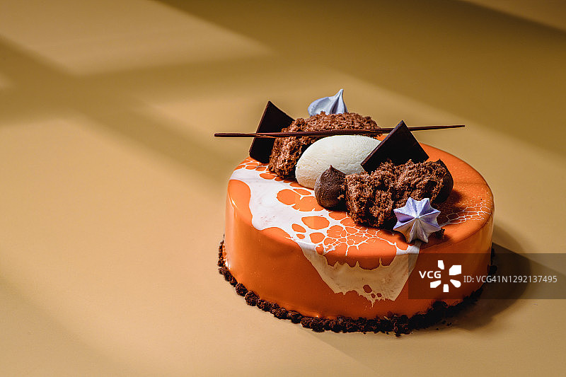 泰式奶茶慕斯整蛋糕图片素材