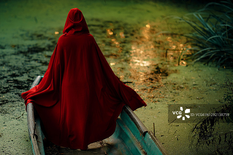 湖边的神秘氛围图片素材