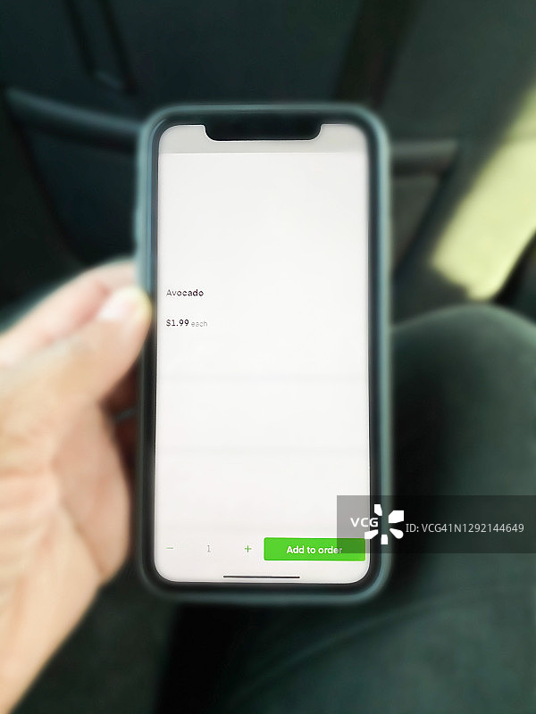 非裔美国妇女使用手机在线订购食品杂货，等待路边自提图片素材