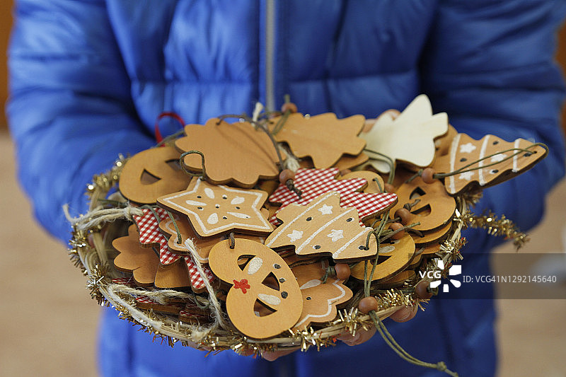 男孩托着一盘圣诞装饰品图片素材