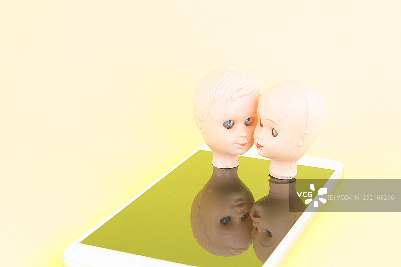 在智能手机约会应用中寻找爱情图片素材