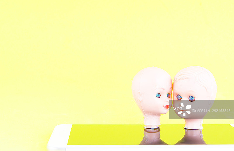 在智能手机约会应用中寻找爱情图片素材