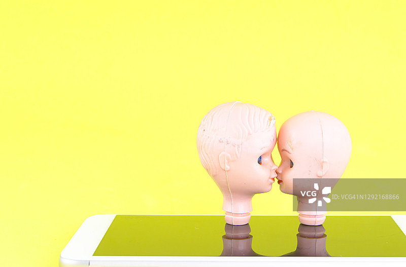 在智能手机约会应用中寻找爱情图片素材