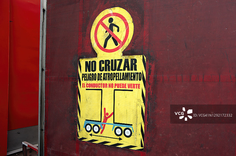 双挂长途卡车帆布侧面的西班牙语安全标志图片素材
