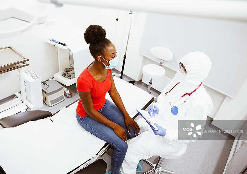 在医院接受检查的年轻女人图片素材