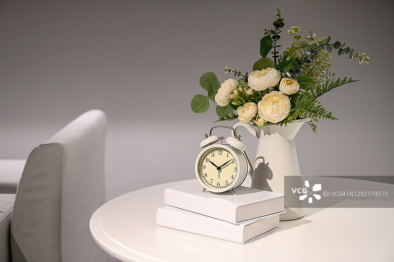 卧室里的闹钟图片素材