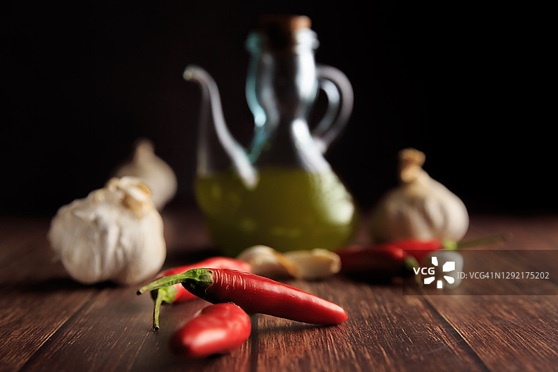 橄榄油、大蒜和红辣椒木桌静物摄影图片素材