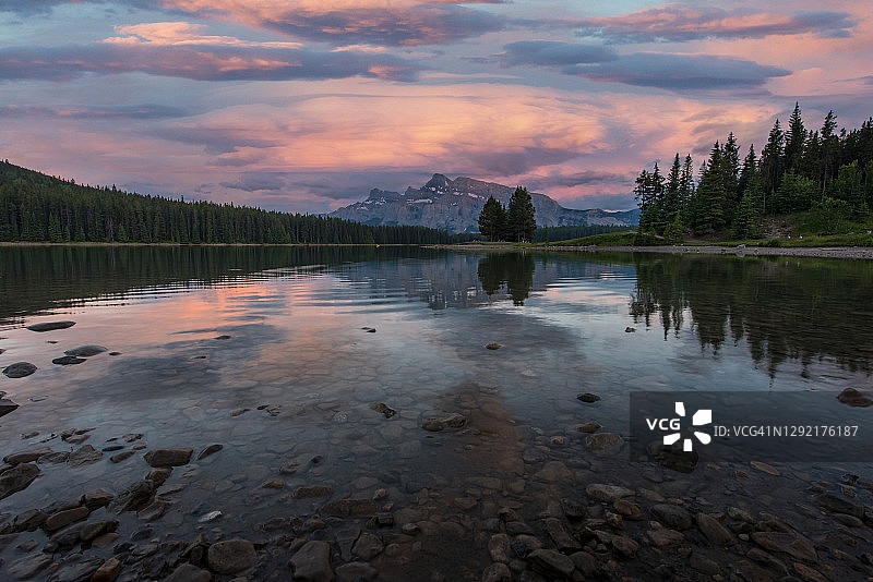 加拿大班夫国家公园双杰克湖日落图片素材