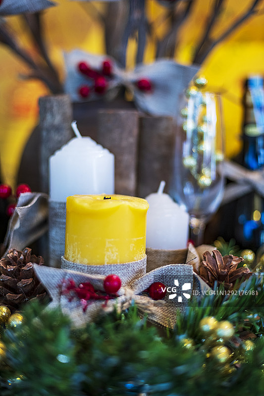 木制驯鹿猫头鹰屋圣诞装饰图片素材