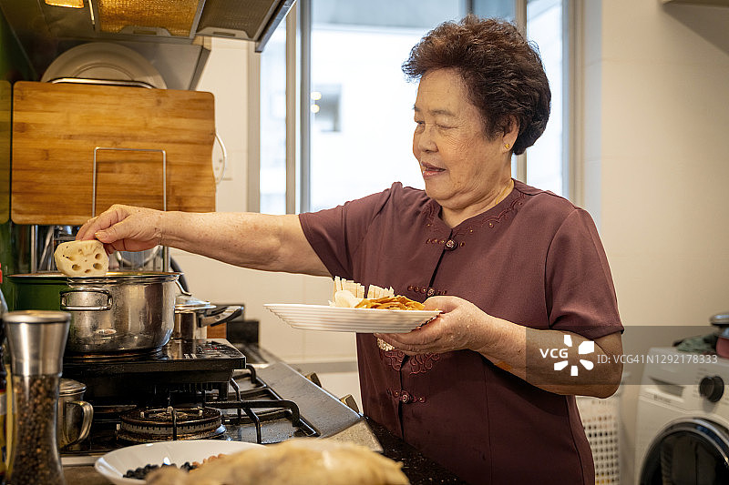 亚洲华人准备食物图片素材