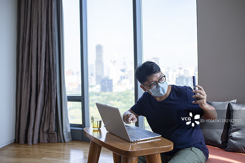新冠疫情期间居家办公图片素材