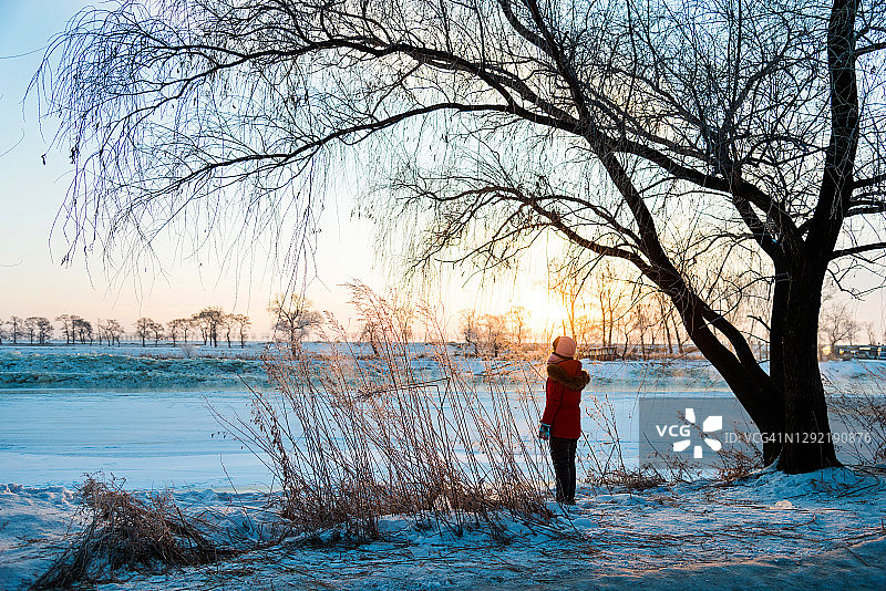 冬天站在湖边的女人图片素材