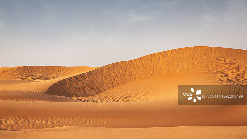 阿布扎比沙漠的沙丘，鲁卜哈利沙漠全景图片素材