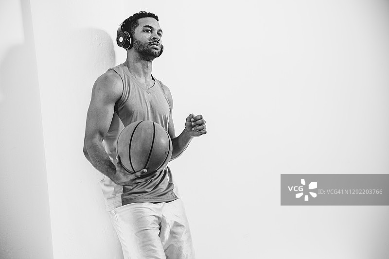 戴着耳机听音乐的男人图片素材