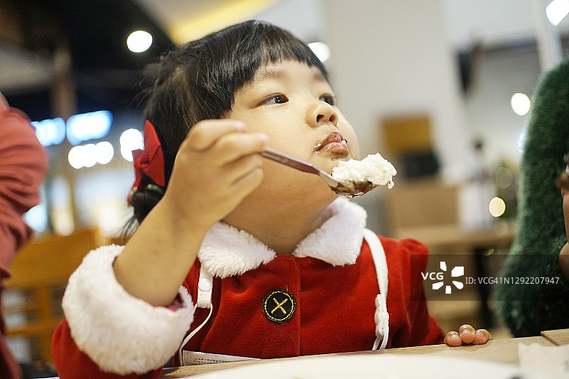 亚洲女孩开心吃甜点肖像图片素材