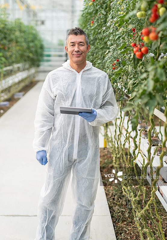 在水培番茄农场做笔记的科学家肖像图片素材