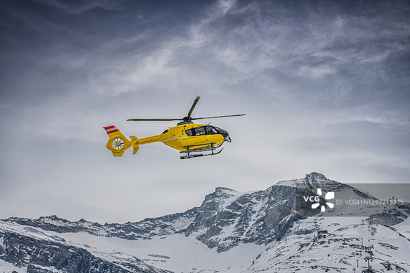 奥地利冬季景观中的救援直升机图片素材