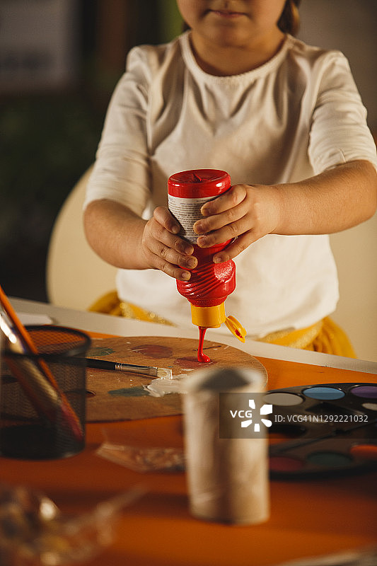 小女孩将颜料倒在调色板上的剪辑照片图片素材