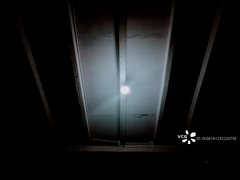 黑暗中的灯图片素材