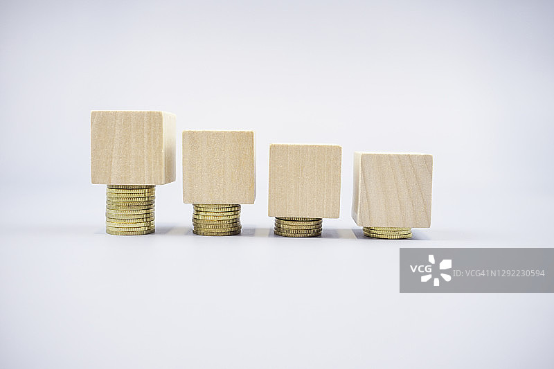带硬币的空白木块，商业金融投资概念背景图片素材