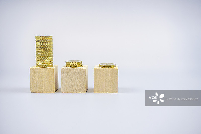 带硬币的空白木块，商业金融投资概念背景图片素材
