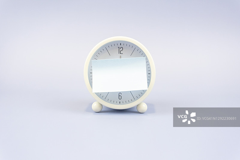 带有便签的桌面时钟概念背景图片素材