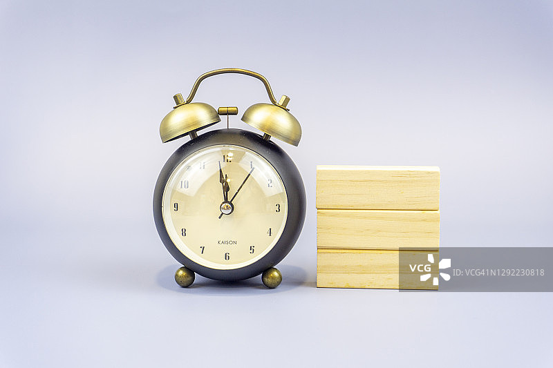 桌子顶部的木块闹钟。概念和背景图片素材