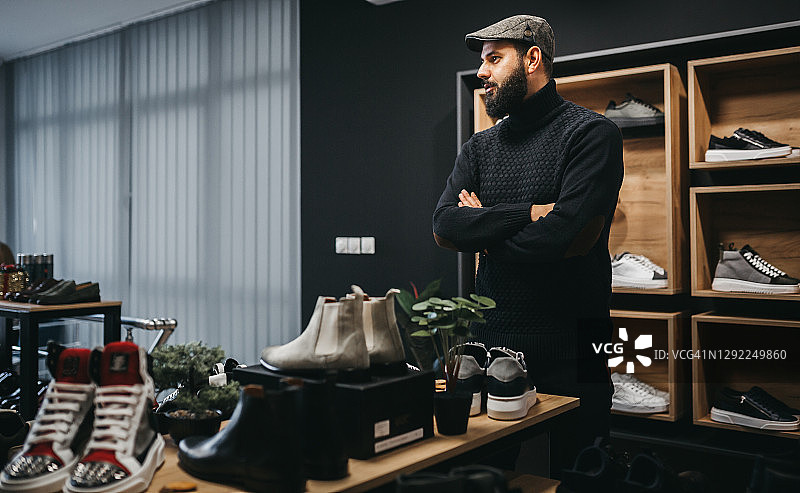 骄傲的鞋主图片素材