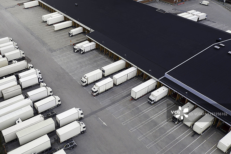 高空俯视的大型配送中心和众多卡车图片素材