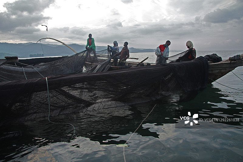 基伍湖上的渔民图片素材