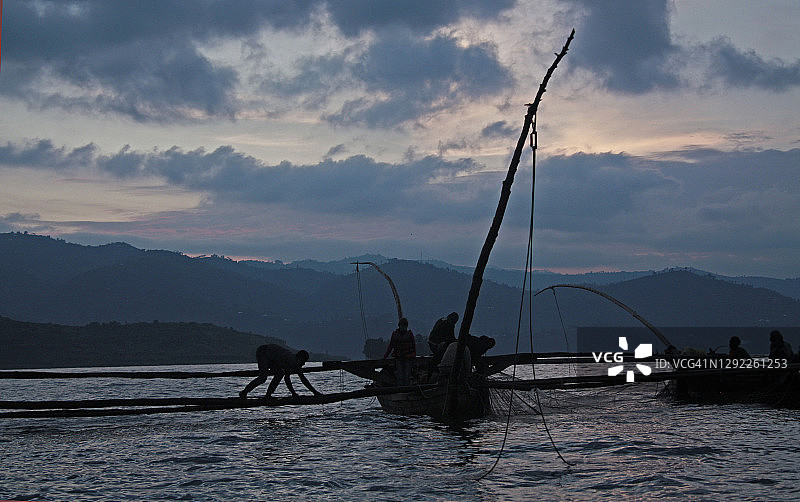 基伍湖上的渔民图片素材